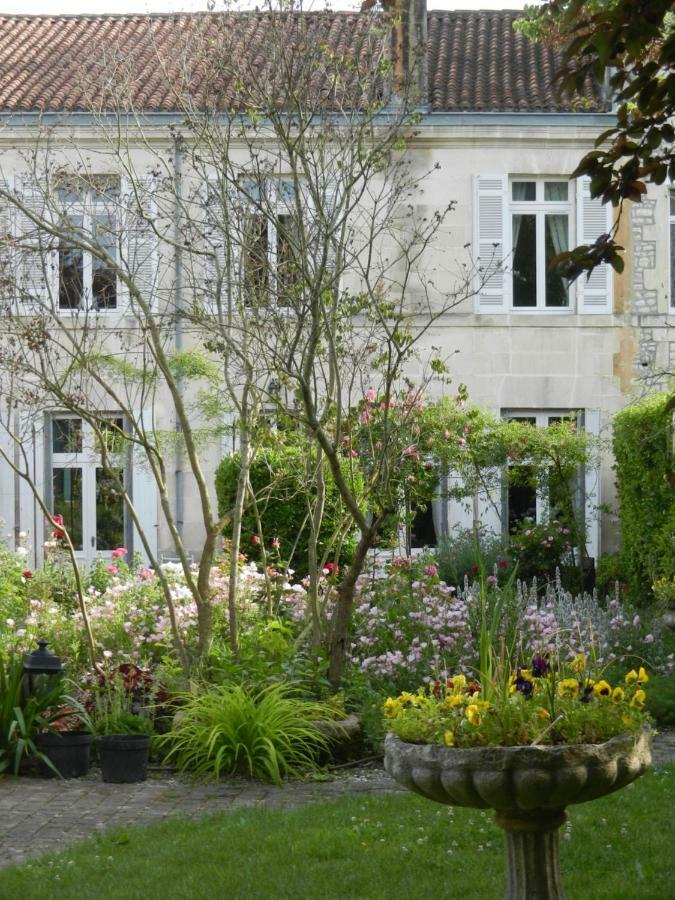La Maison De L'Ambassadeur Saint-Jean-d'Angely Exterior foto